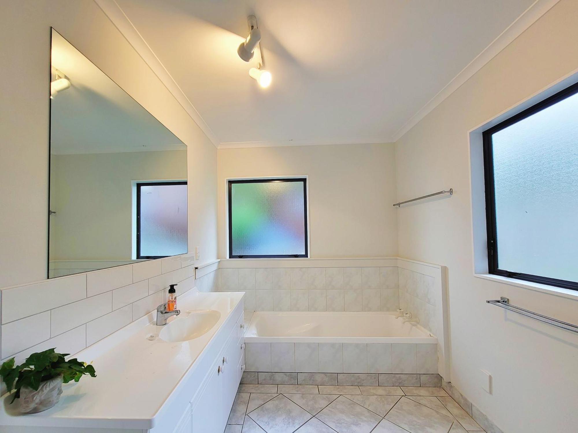 Sea View 5 Bedroom Holiday House Уангапараоа Екстериор снимка